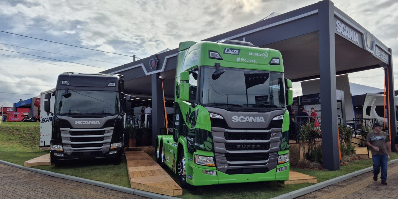 Scania e Brasdiesel expõem o primeiro caminhão 100% a biodiesel na tração 6×2 na Expodireto 2024