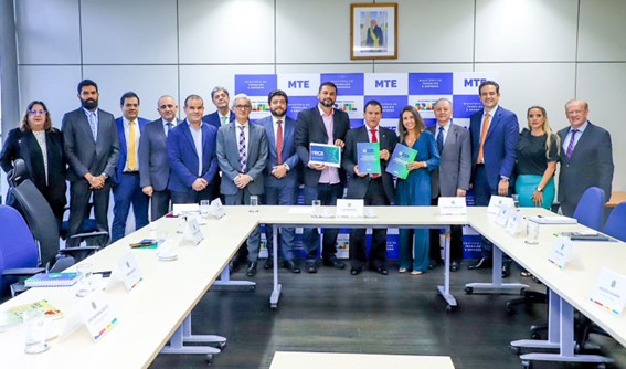 Representantes do Acordo de Cooperação Mobilidade de Baixo Carbono para o Brasil (MBCB) se reúnem com ministro Luiz Marinho para apresentar estudo sobre transição energética dos transportes